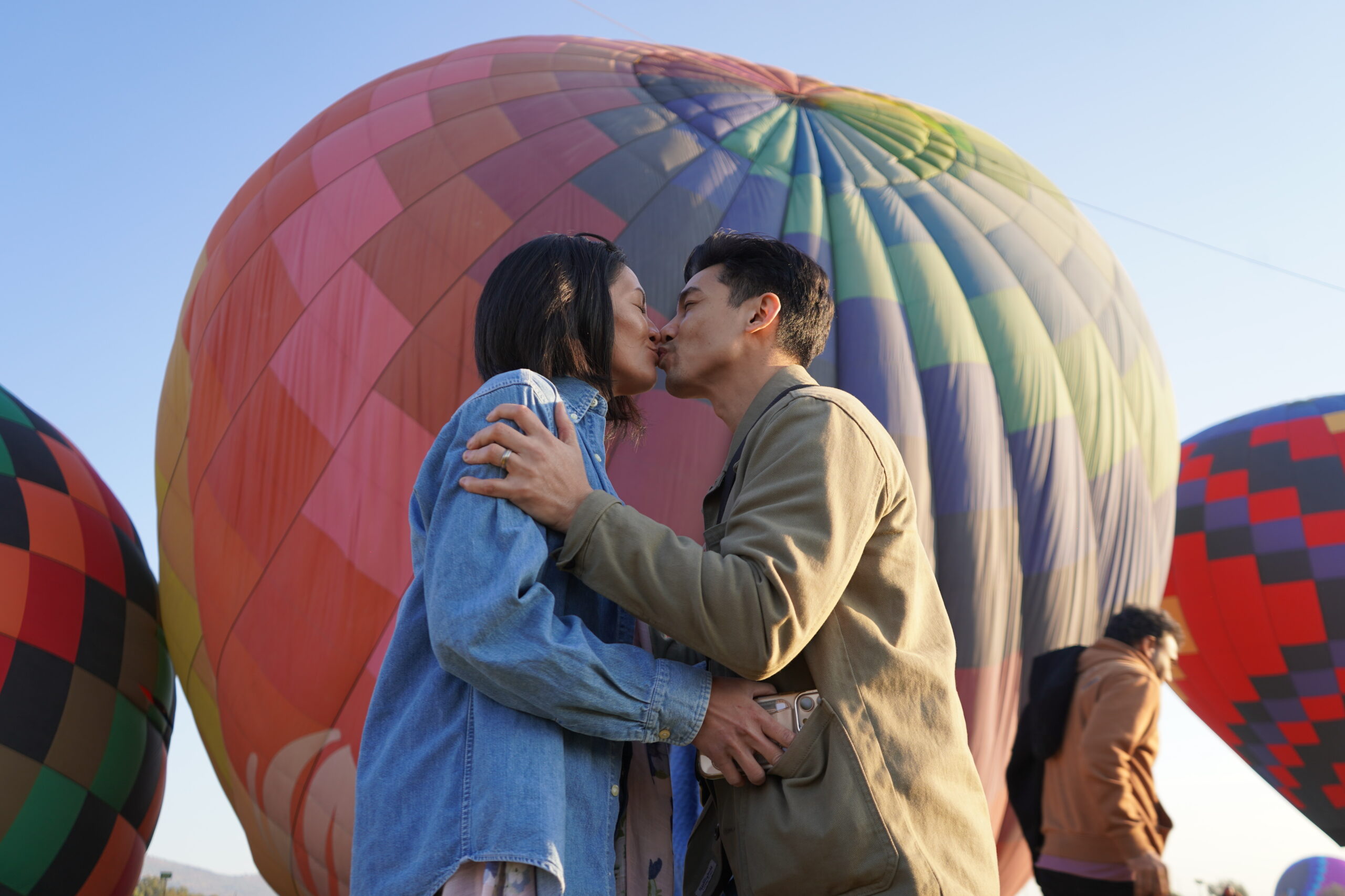 Globos aerostáticos sobrevolando el valle de Teotihuacán al amanecer