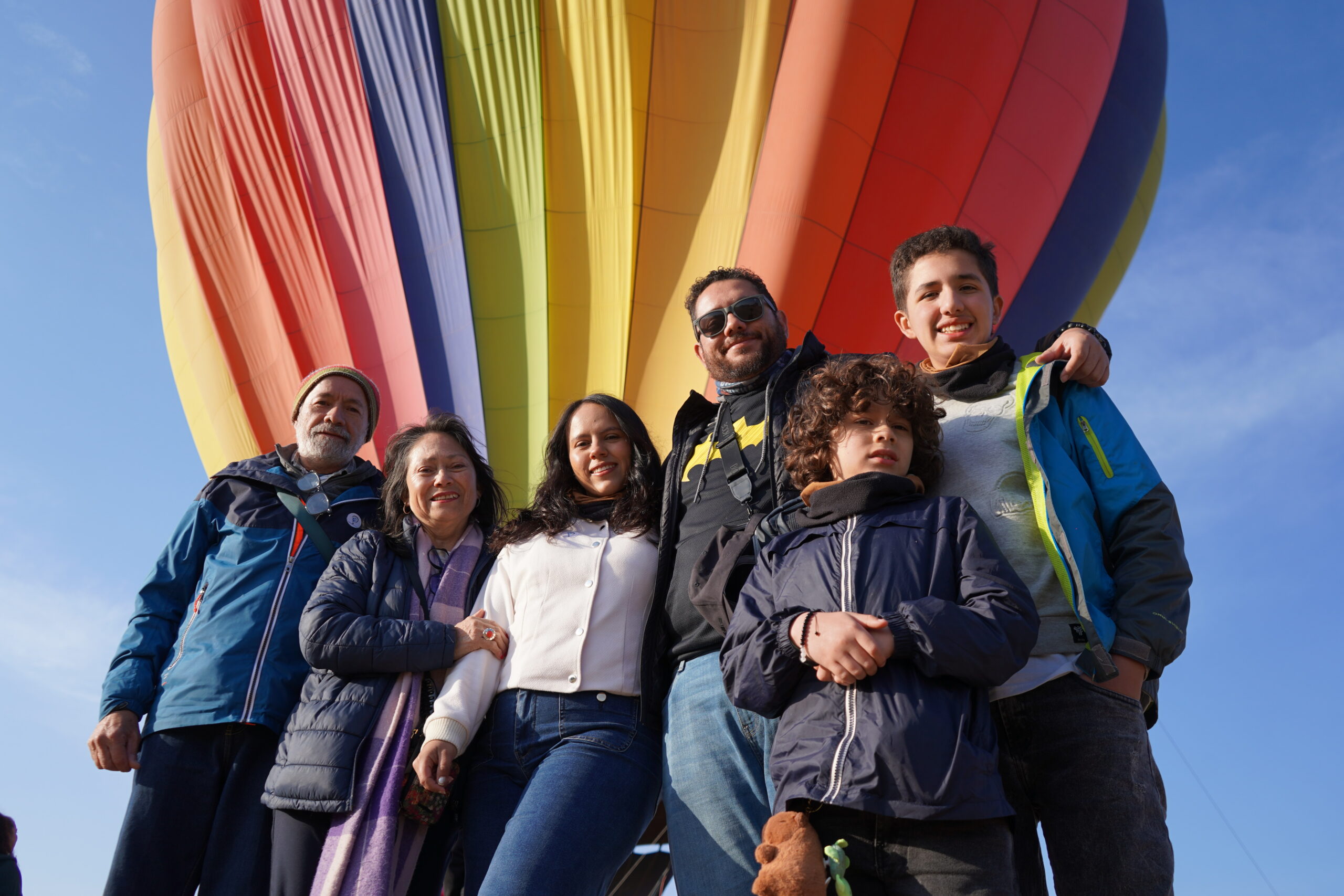 Pasajeros celebrando junto a un globo aerostático en Teotihuacán