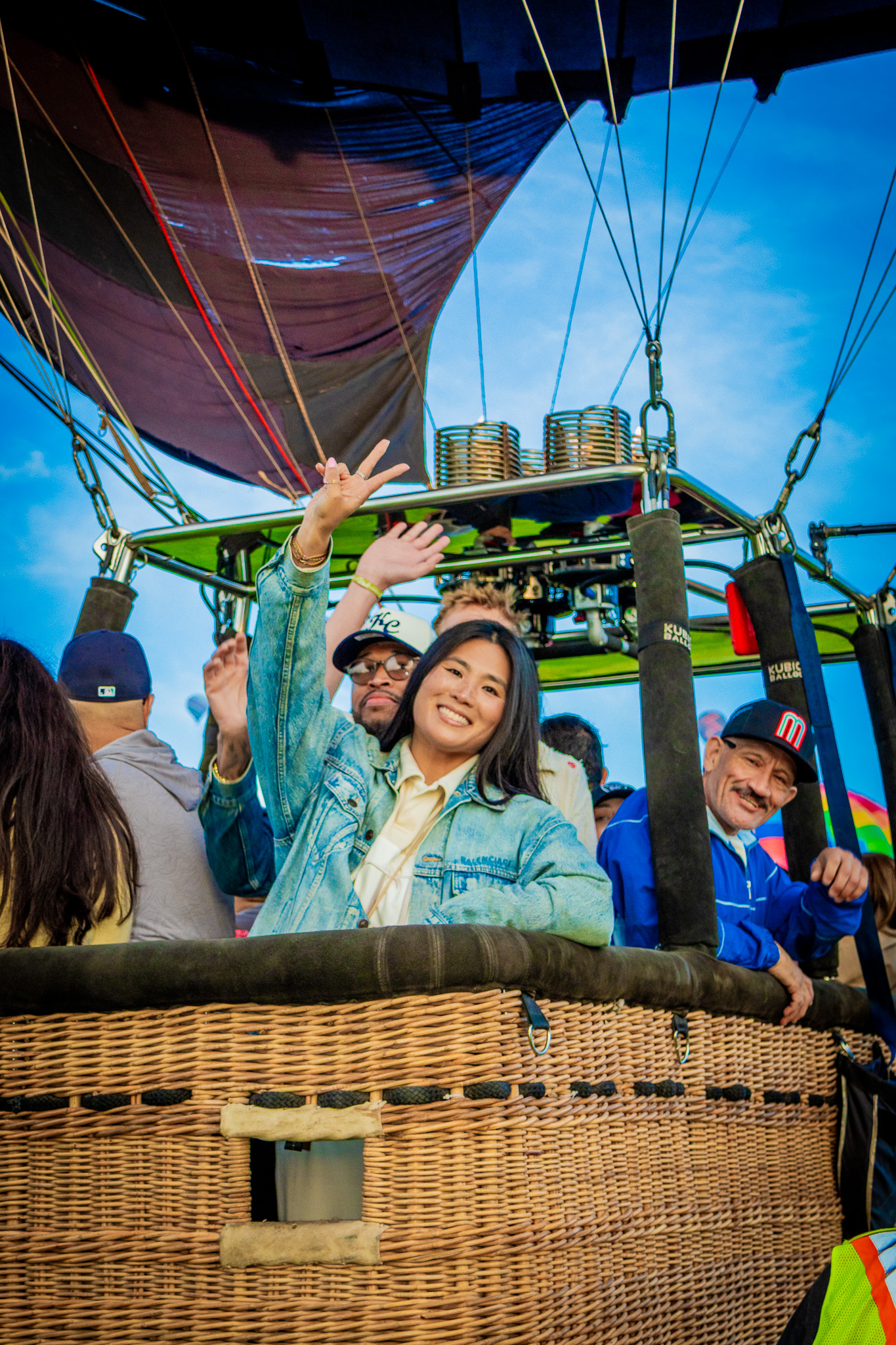 Globo aerostático de Volando Alto en vuelo sobre la zona arqueológica de Teotihuacán